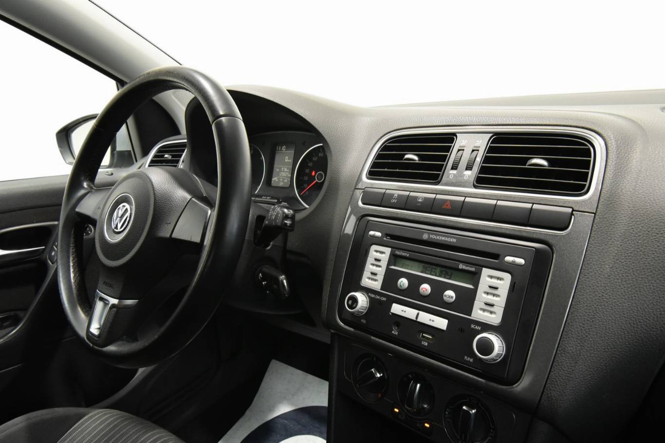 VOLKSWAGEN Polo 27