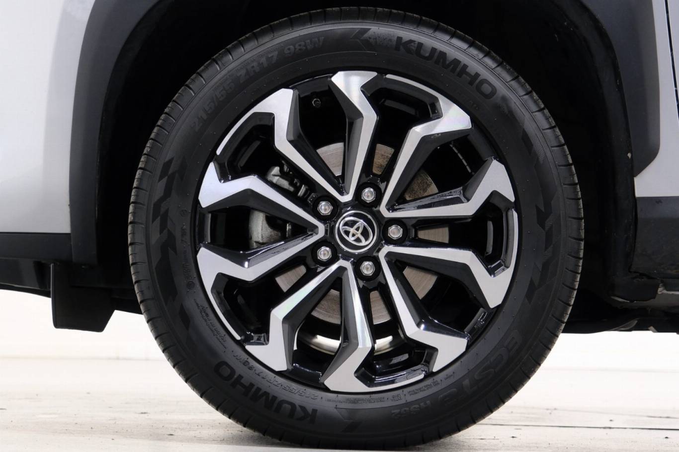 TOYOTA Yaris Cross 13