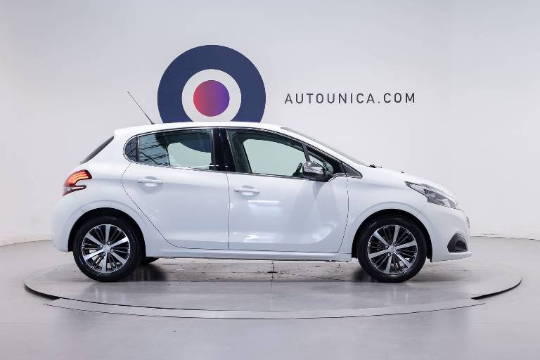 PEUGEOT 208 4
