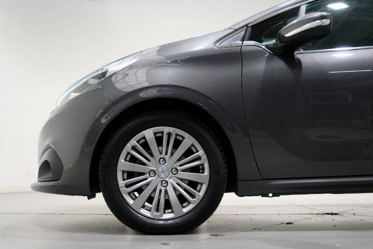 PEUGEOT 208 19
