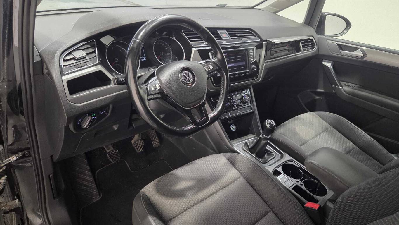 VOLKSWAGEN Touran 10