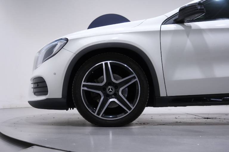 MERCEDES-BENZ GLA 220 18