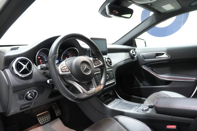 MERCEDES-BENZ GLA 220 5