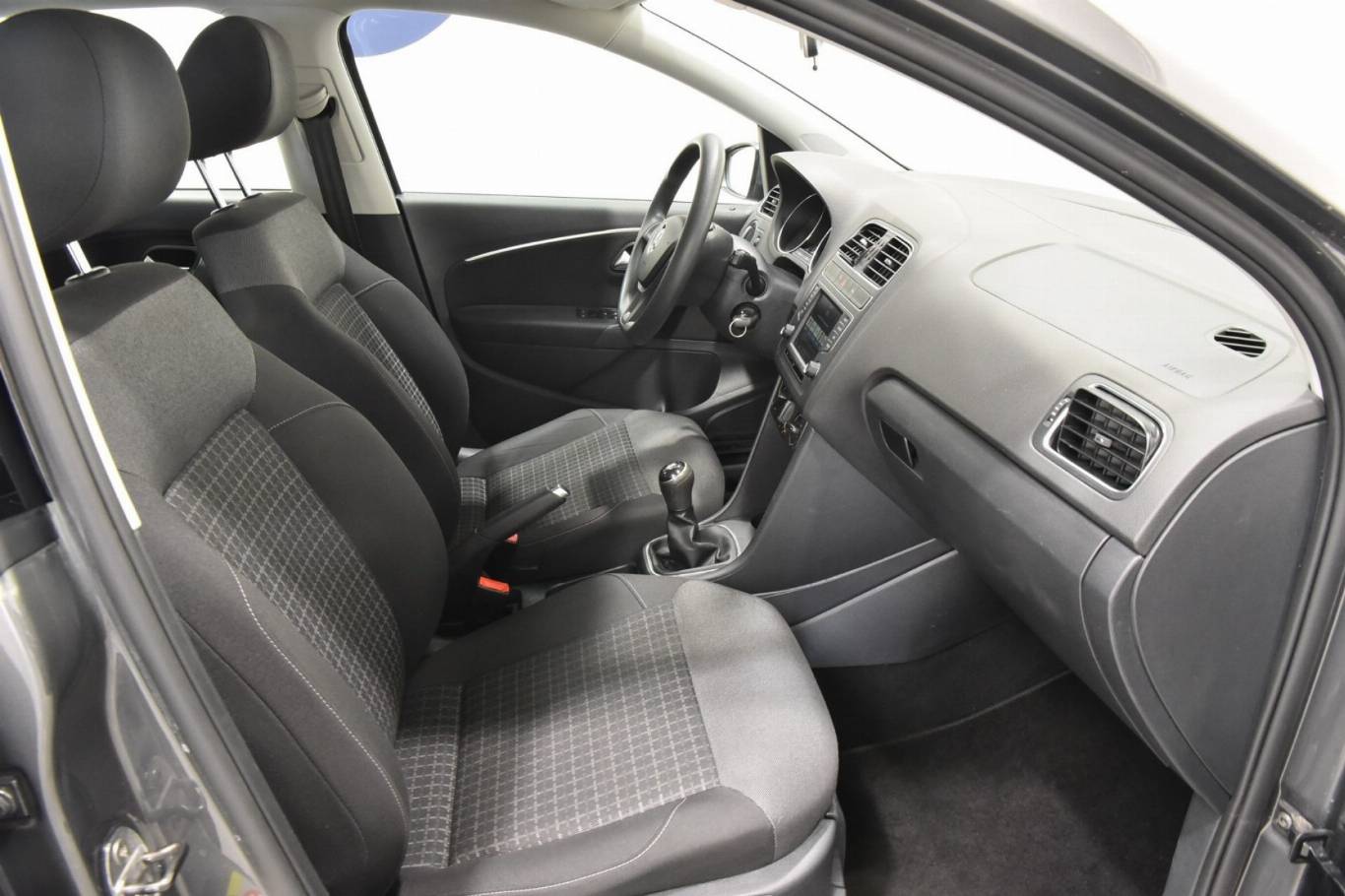 VOLKSWAGEN Polo 22