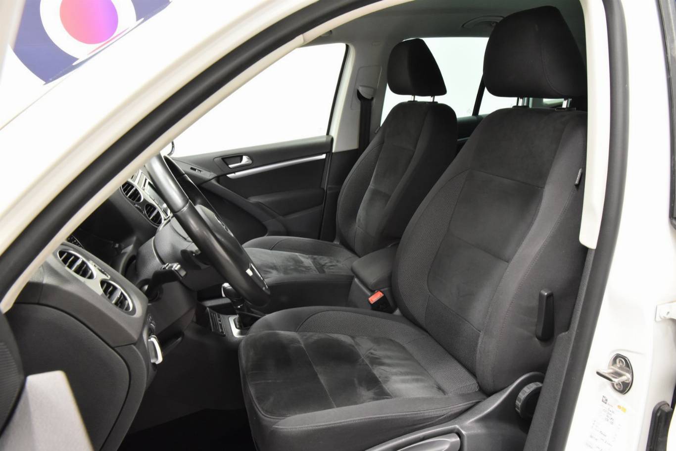 VOLKSWAGEN Tiguan 48