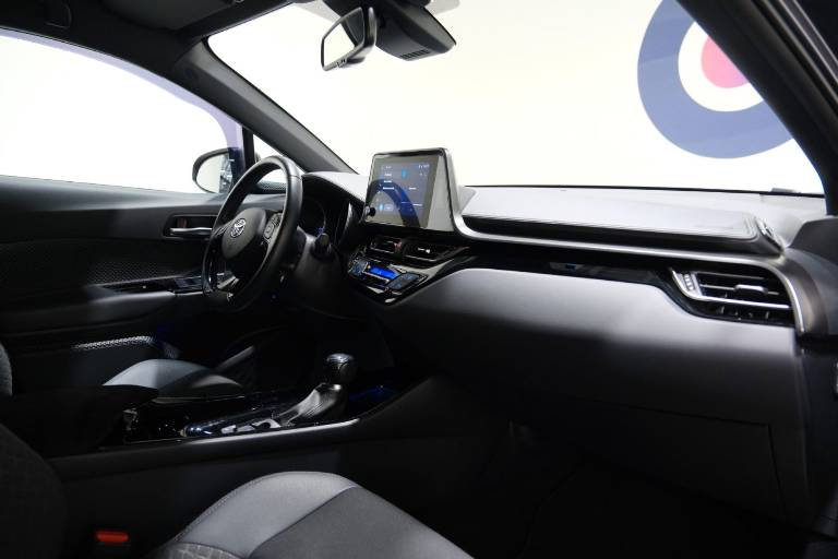 TOYOTA C-HR 52