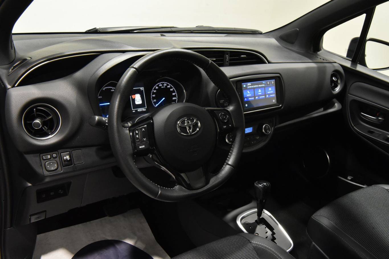 TOYOTA Yaris 2