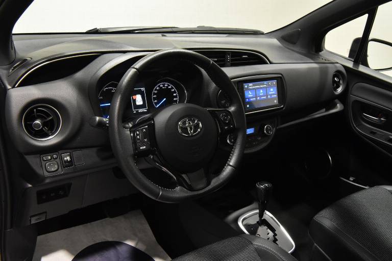 TOYOTA Yaris 2