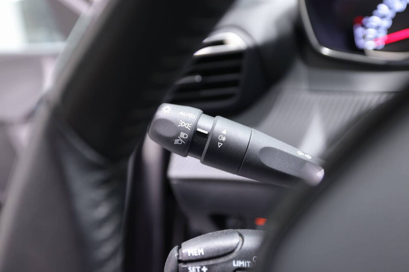 PEUGEOT 208 19