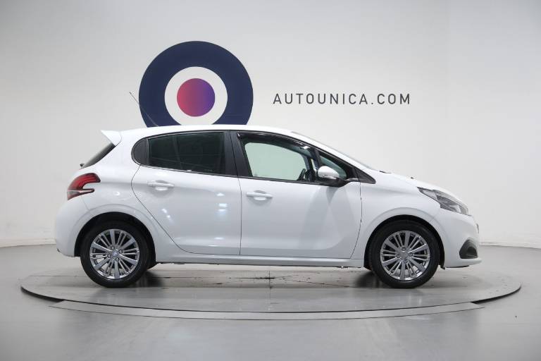 PEUGEOT 208 4