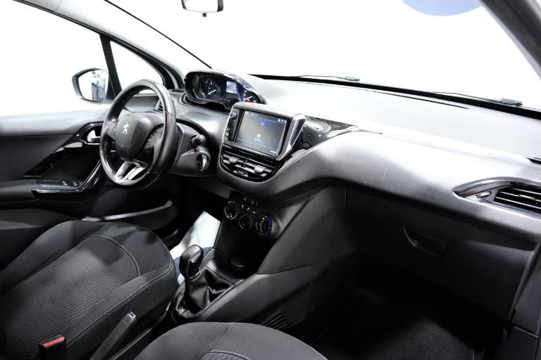 PEUGEOT 208 51