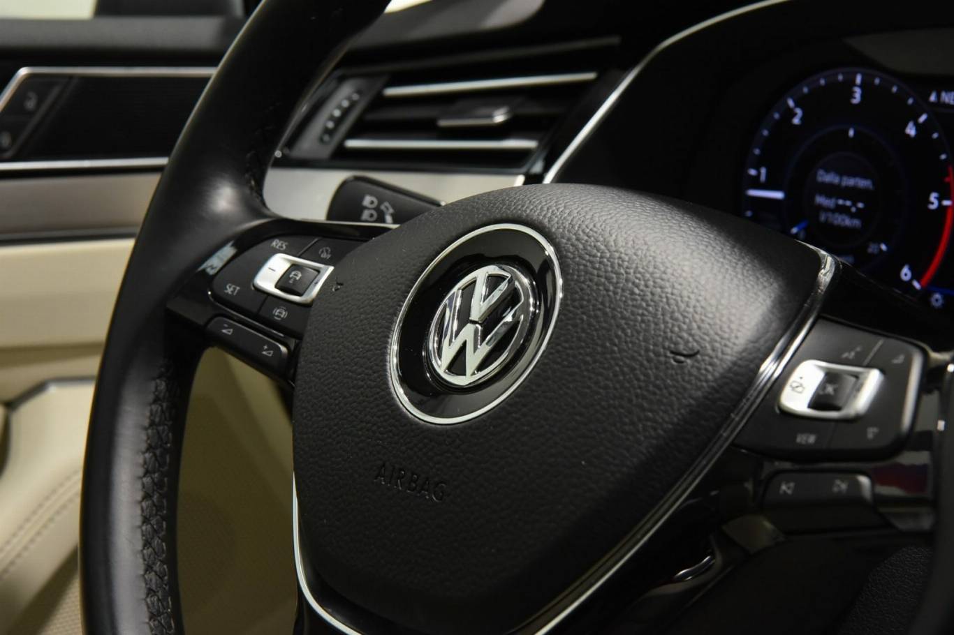 VOLKSWAGEN Passat Variant 32