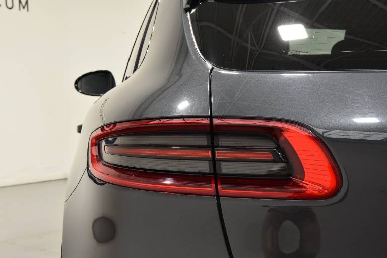 PORSCHE Macan 21