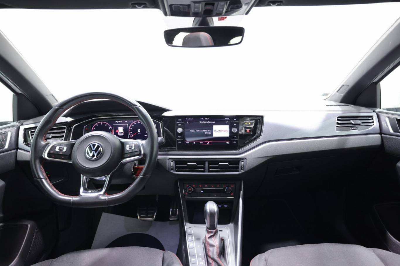 VOLKSWAGEN Polo 10