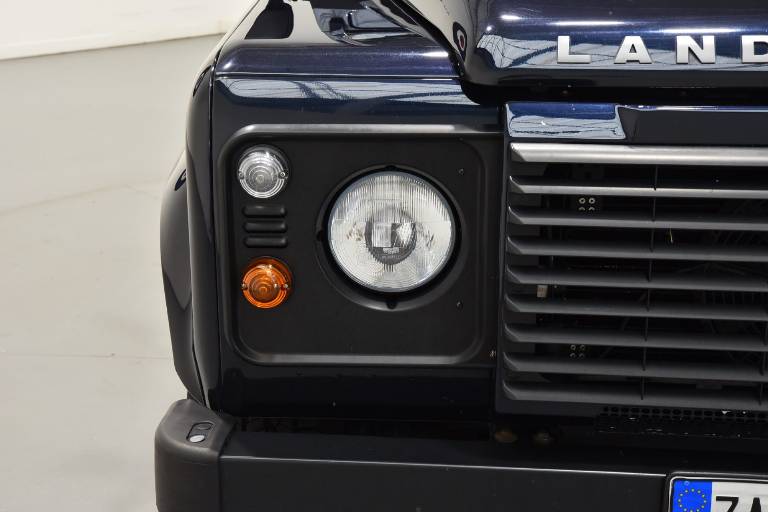 LAND ROVER Defender 9