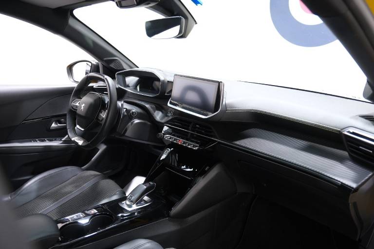 PEUGEOT 208 61