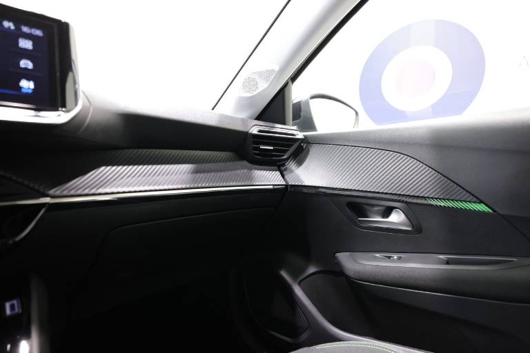PEUGEOT 208 32