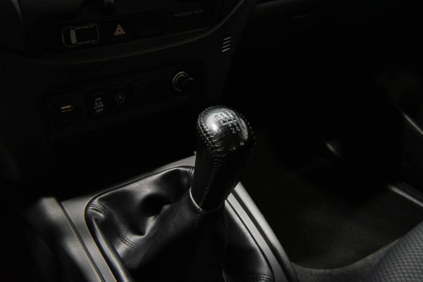 MITSUBISHI L200 10
