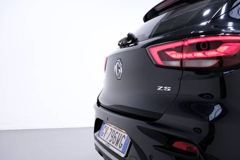 MG ZS 49