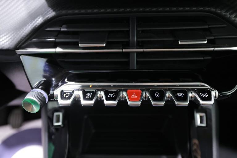 PEUGEOT 208 28