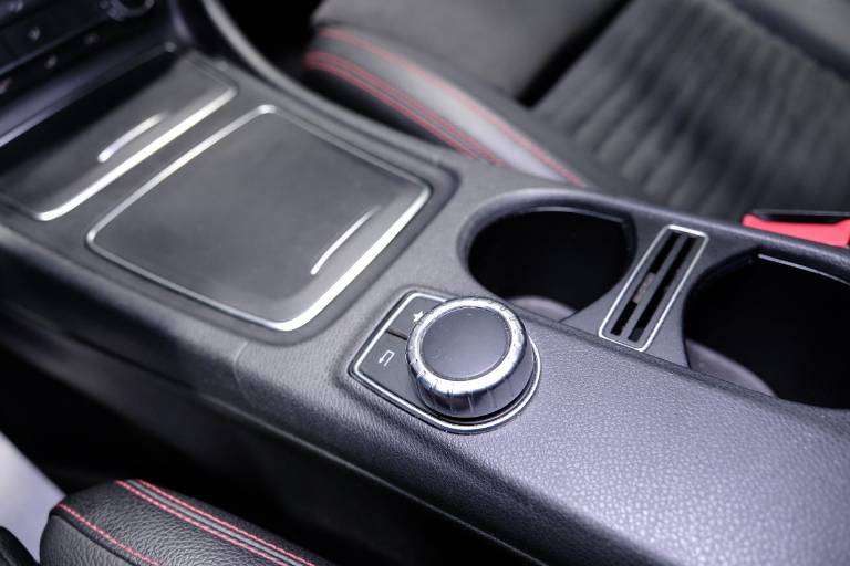 MERCEDES-BENZ CLA 220 30