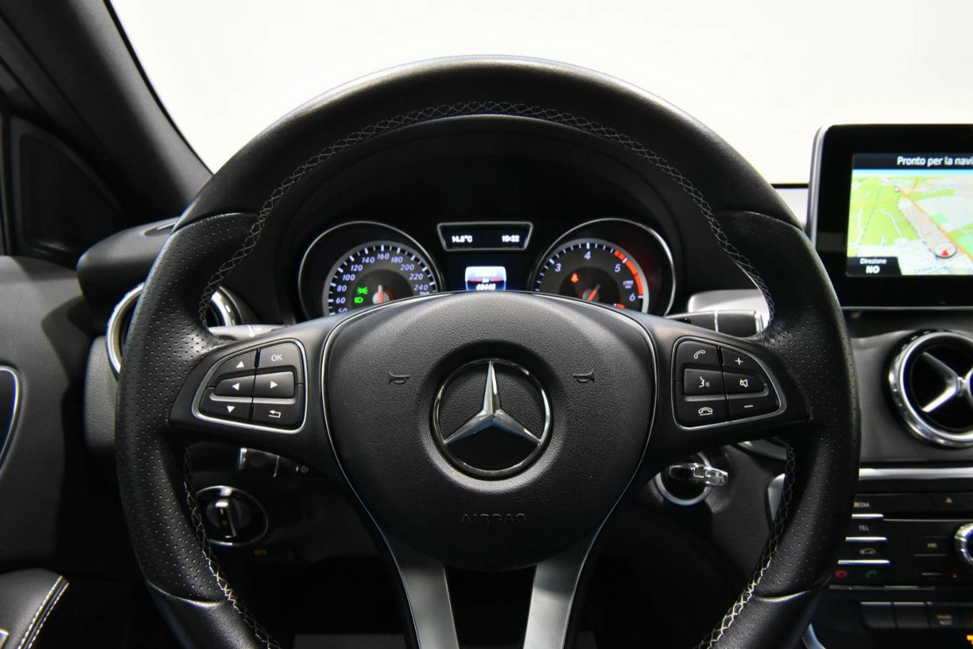 MERCEDES-BENZ GLA 200 40