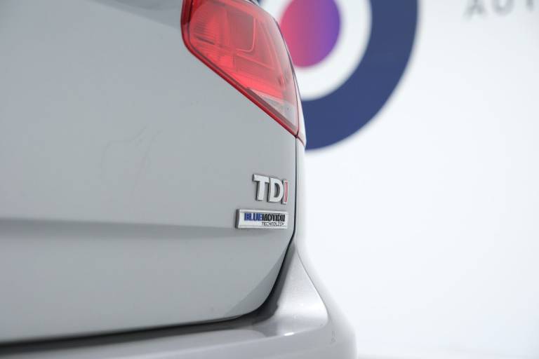 VOLKSWAGEN Golf 43