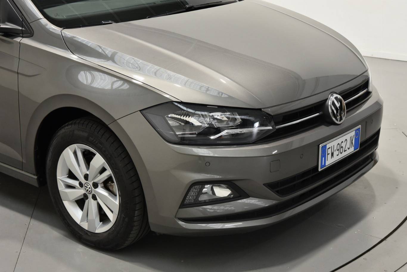 VOLKSWAGEN Polo 52