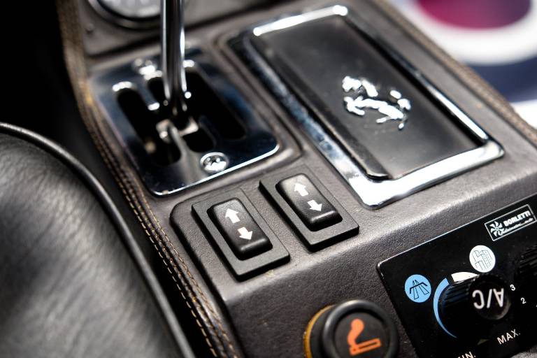 FERRARI 308 32