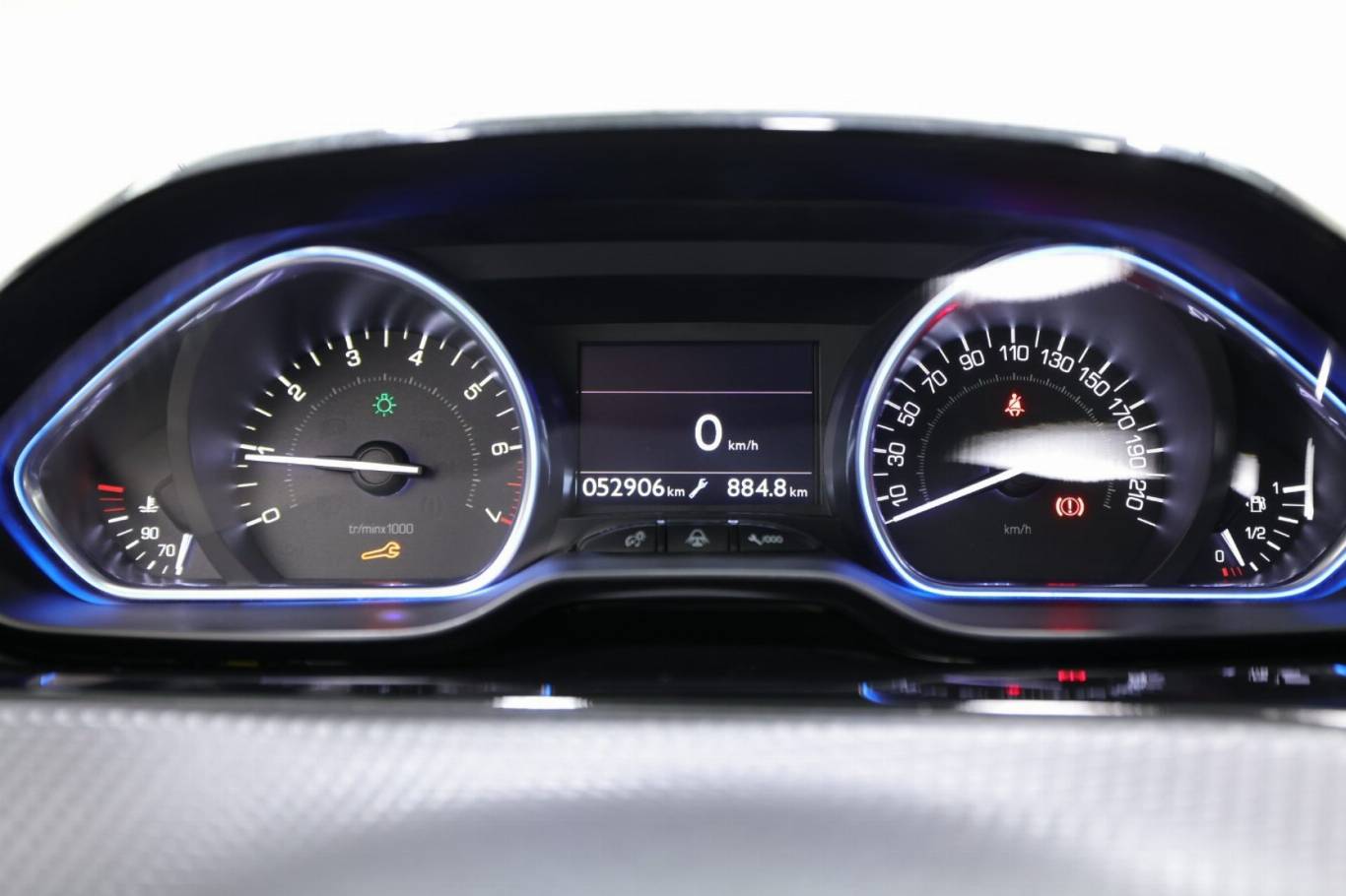 PEUGEOT 2008 8