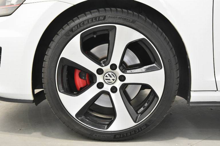 VOLKSWAGEN Golf GTI 33