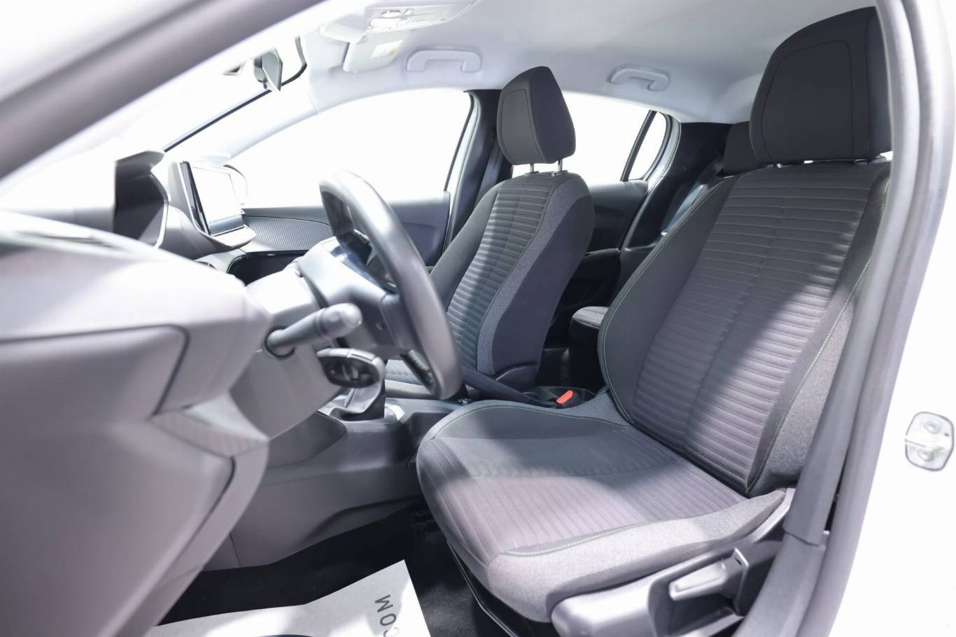 PEUGEOT 208 6