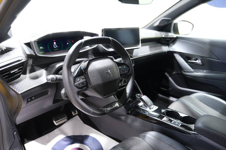 PEUGEOT 208 5