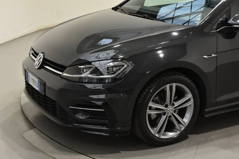 VOLKSWAGEN Golf 33