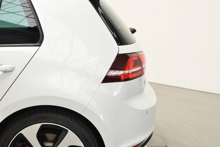 VOLKSWAGEN Golf GTI 38