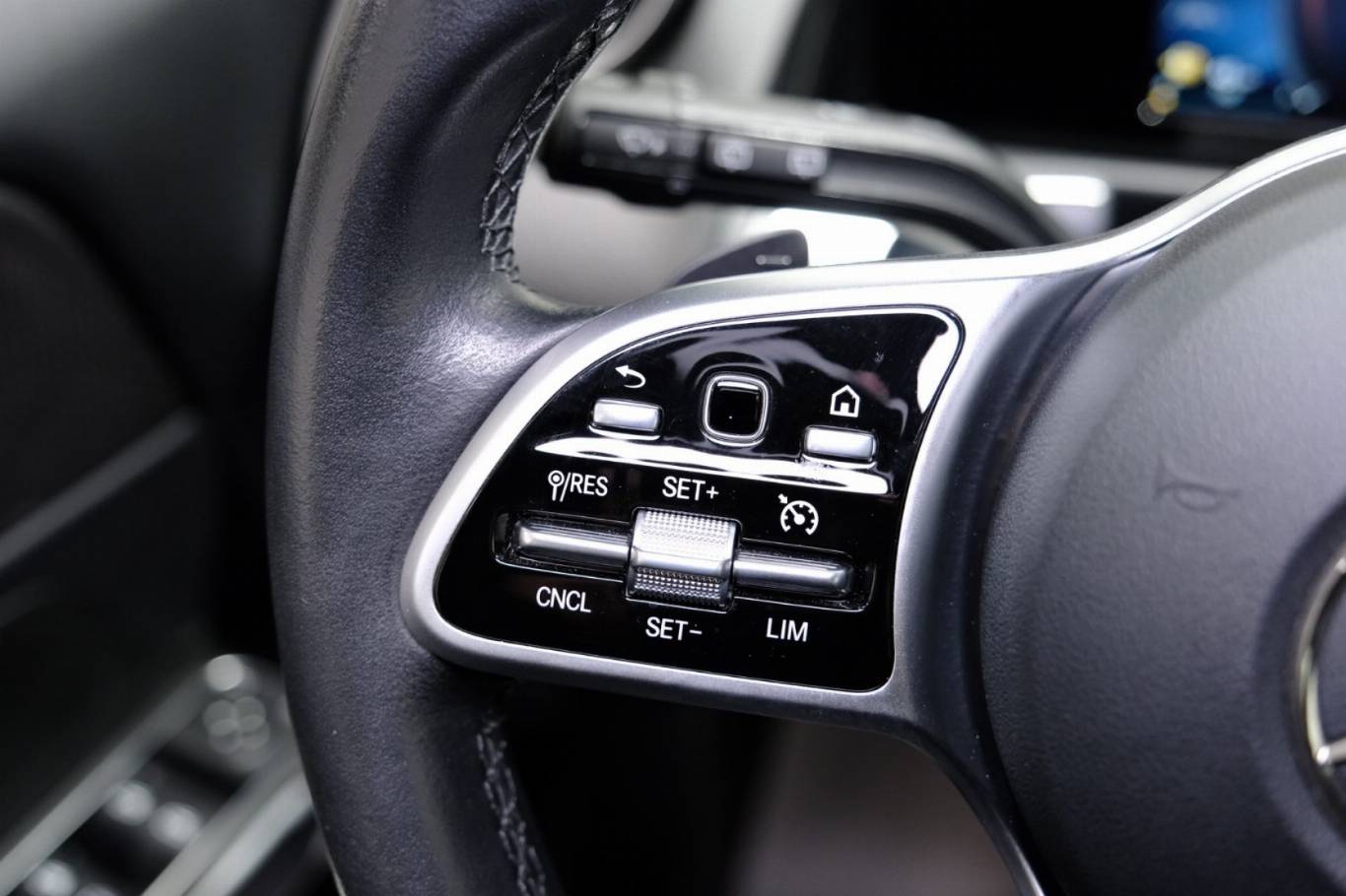 MERCEDES-BENZ GLB 200 18