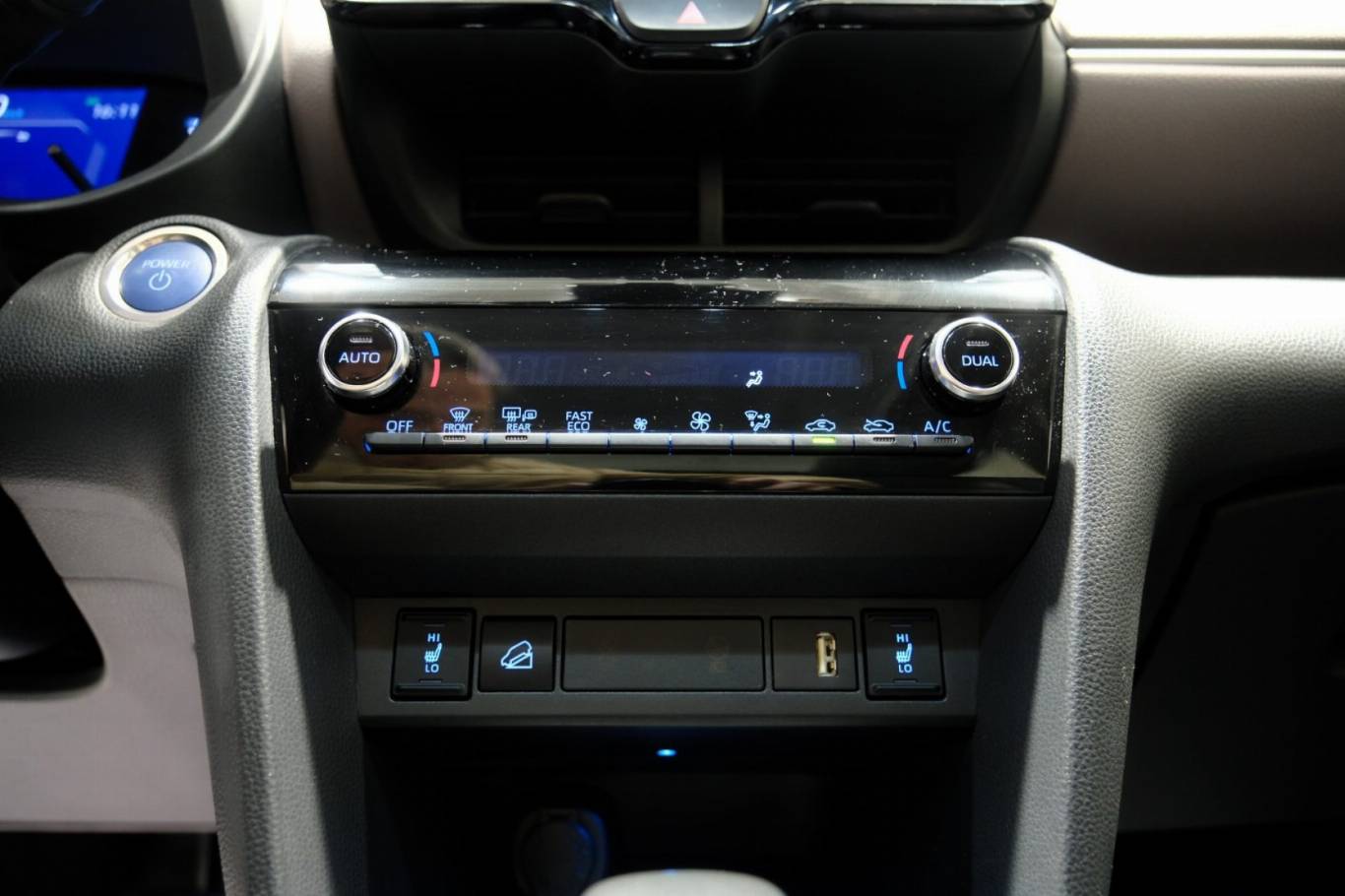 TOYOTA Yaris Cross 28