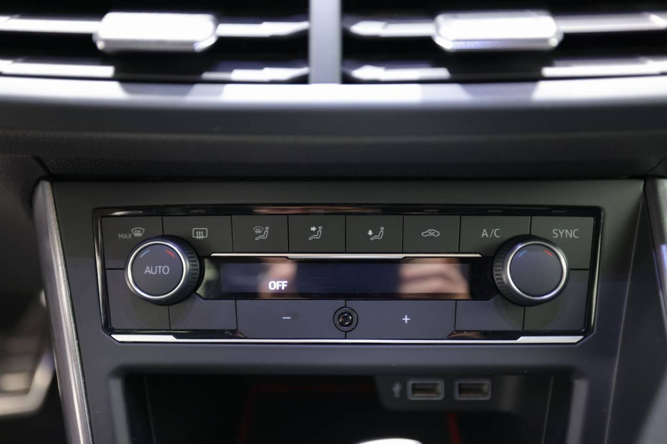 VOLKSWAGEN Polo 29