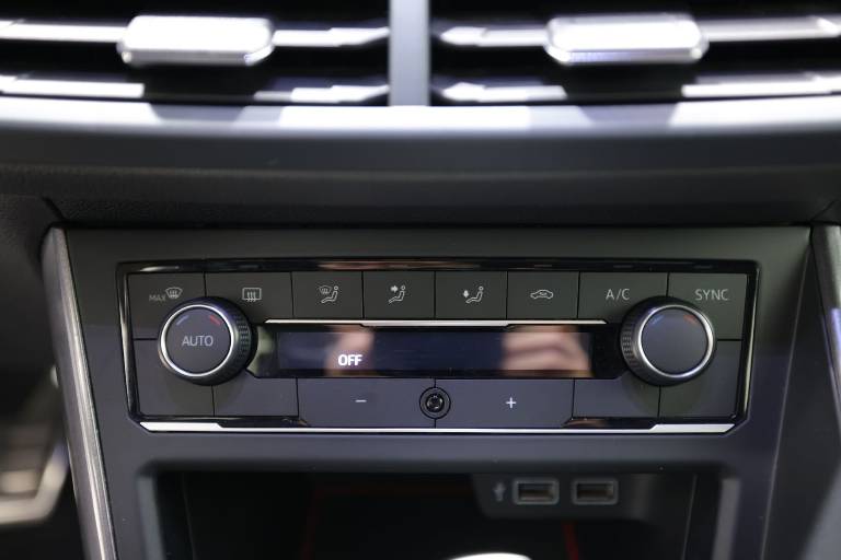 VOLKSWAGEN Polo 29