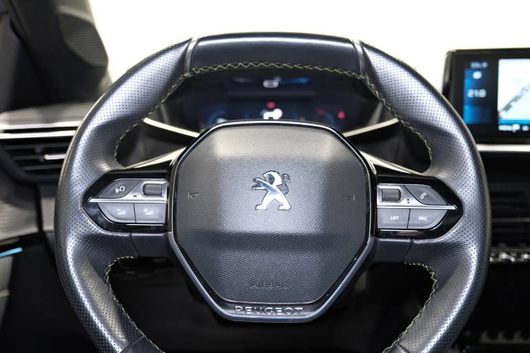 PEUGEOT 208 8