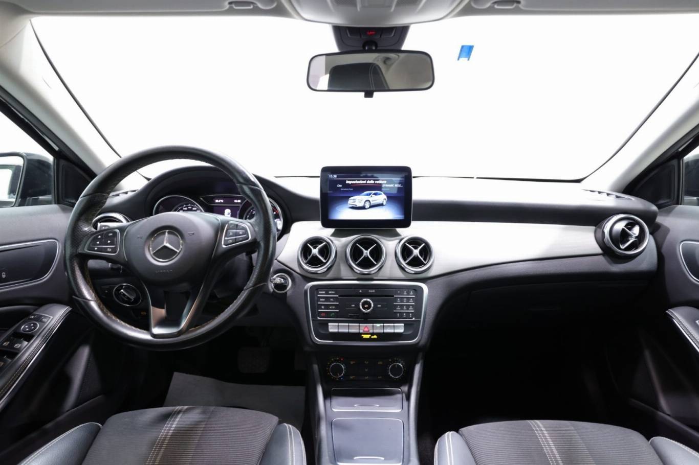 MERCEDES-BENZ GLA 200 10