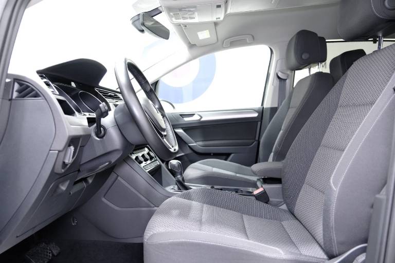 VOLKSWAGEN Touran 19