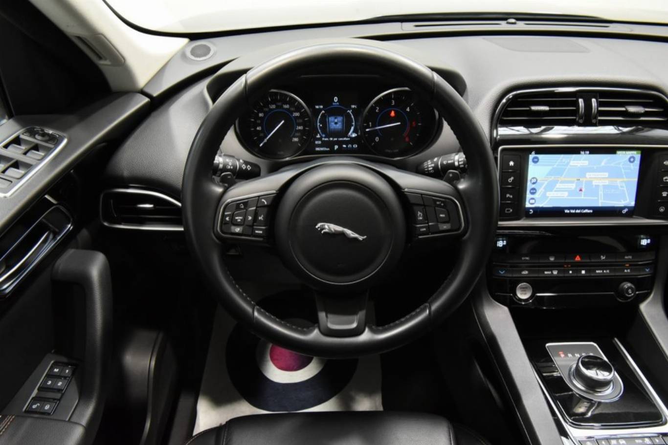 JAGUAR F-Pace 23