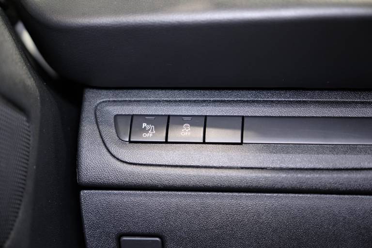 PEUGEOT 208 26