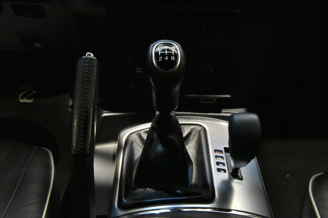 MITSUBISHI Pajero 28