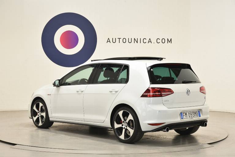 VOLKSWAGEN Golf GTI 2