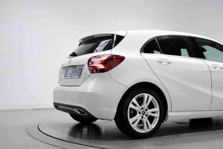 MERCEDES-BENZ A 180 57