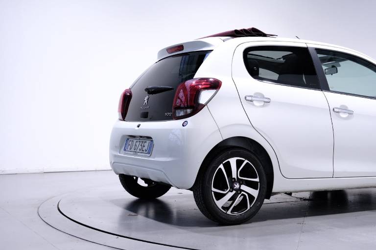 PEUGEOT 108 57