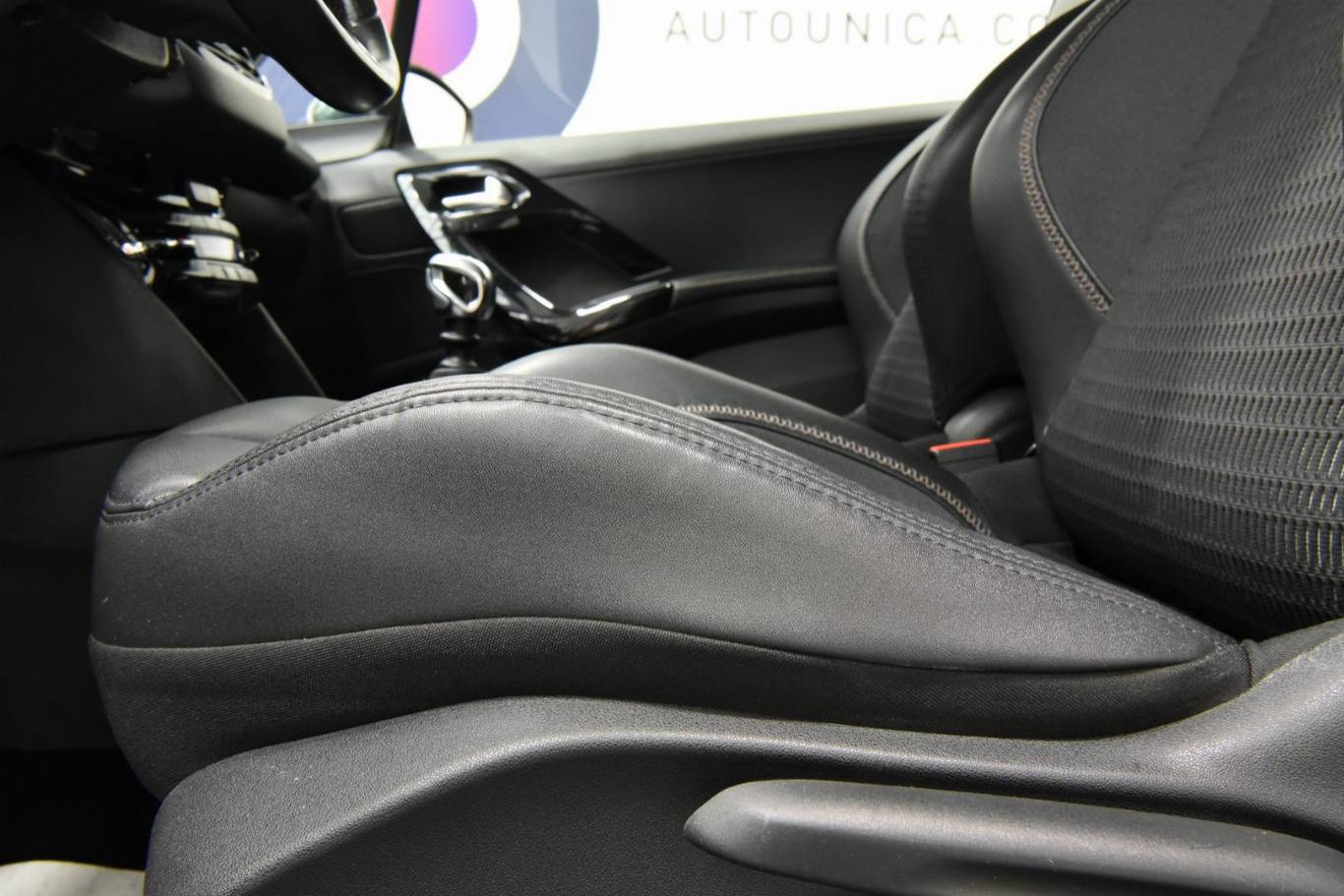 PEUGEOT 208 42