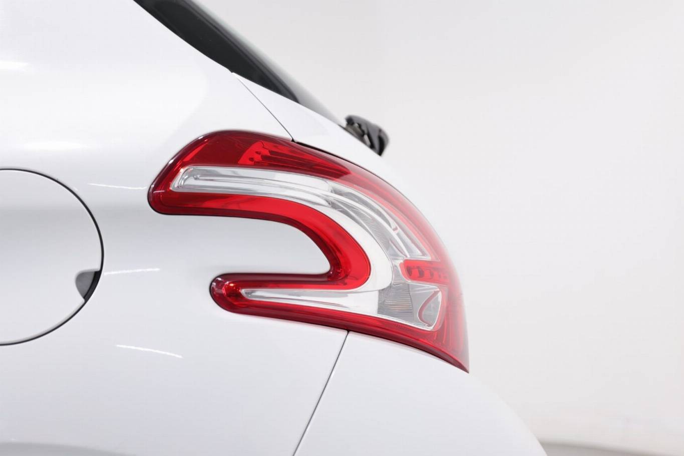 PEUGEOT 208 32